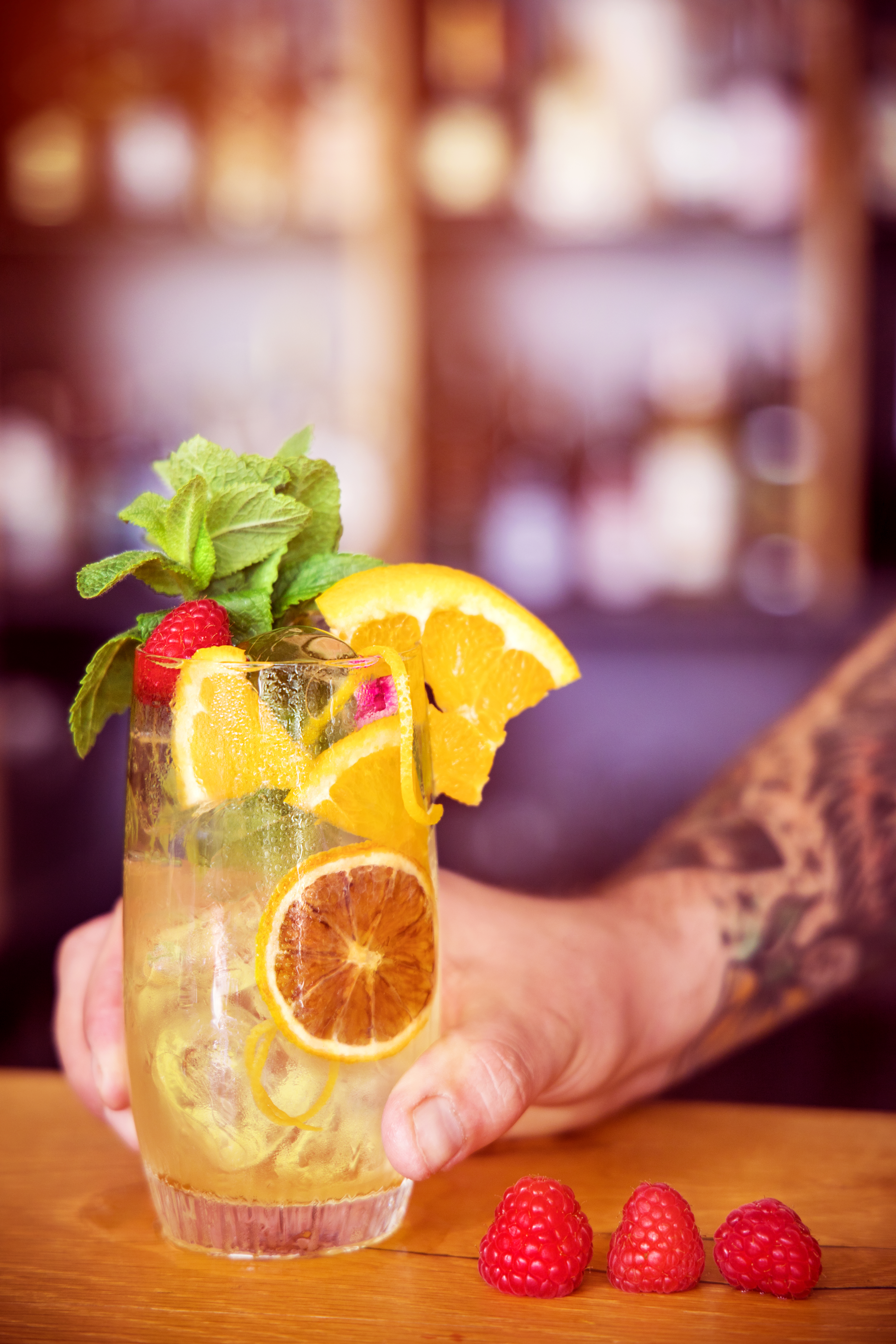 Cover 1 Orange Mit Hand