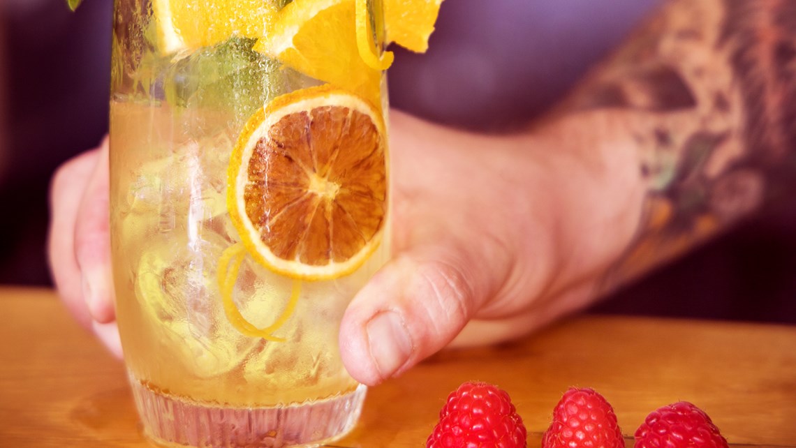 Cover 1 Orange Mit Hand